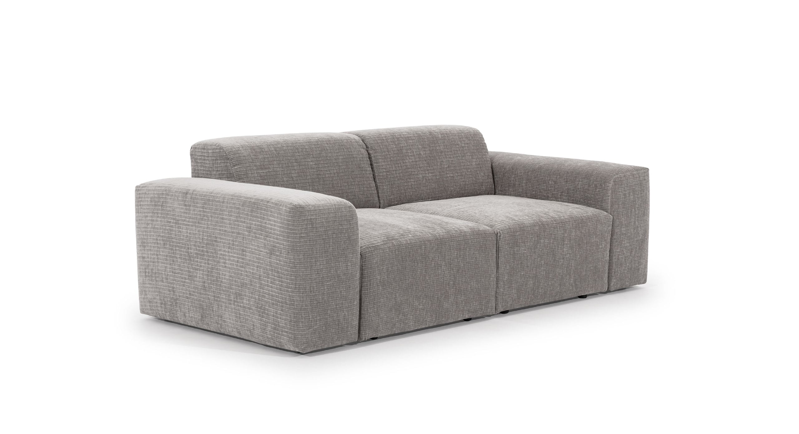 Moderne 2-zitsbank in een lichtgrijze stof met een subtiel lijnpatroon. De bank heeft een minimalistisch ontwerp met brede armleuningen en rechte lijnen, wat een eigentijdse en comfortabele uitstraling geeft.