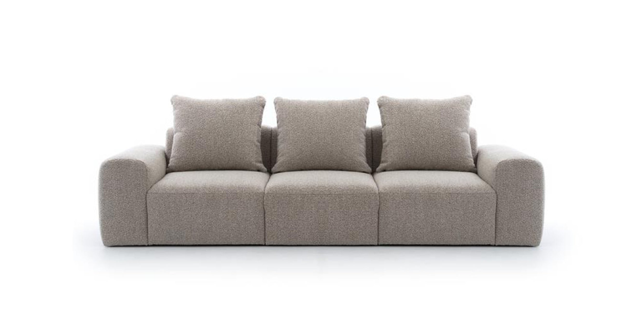 Comfortabele 3-zitsbank Comfy in beige, met een minimalistisch ontwerp en brede, vierkante armleuningen. De bank heeft drie grote, losse rugkussens die zorgen voor een knusse uitstraling.