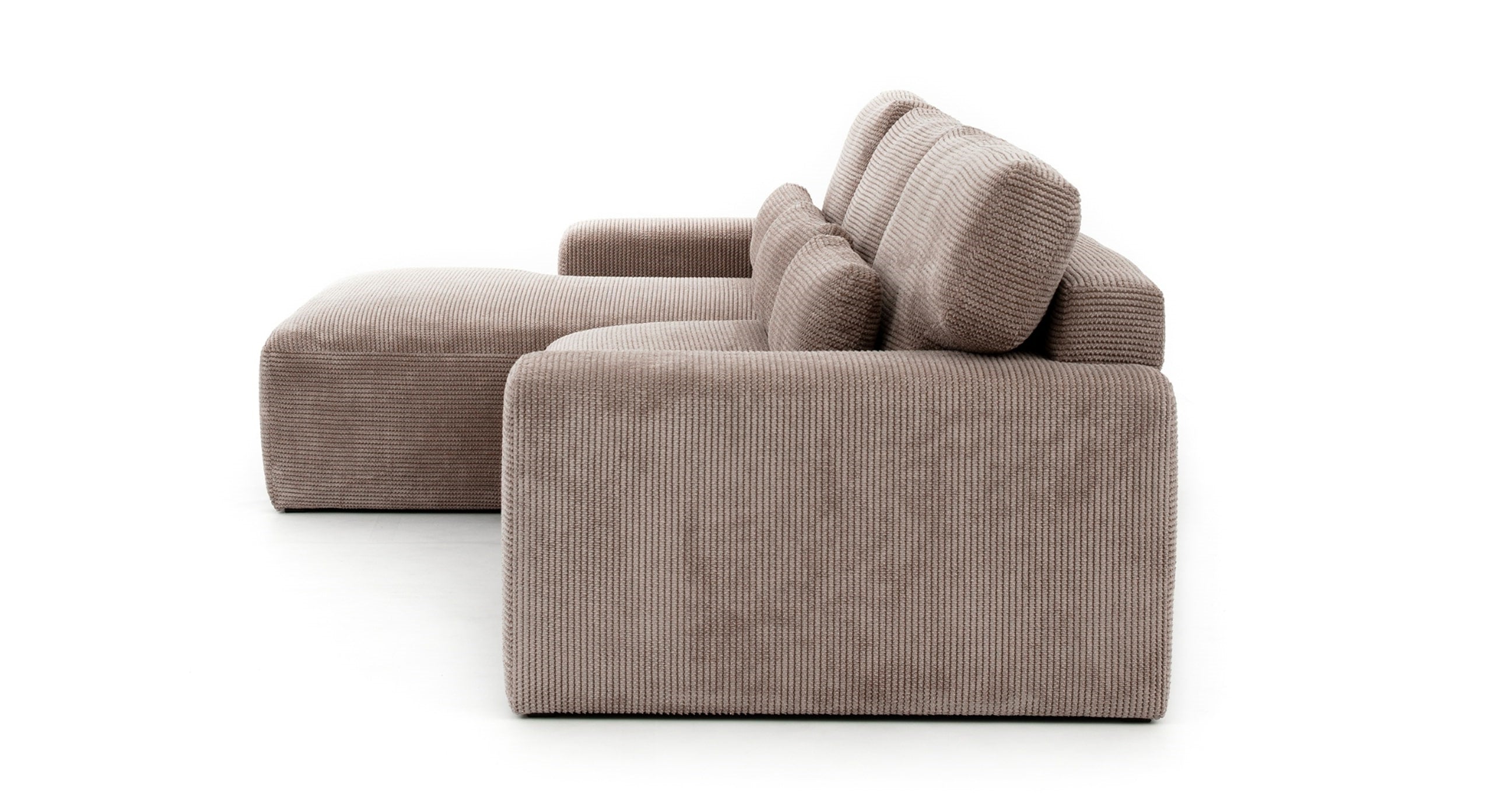 Hoekbank Fun met chaise longue links in een zijaanzicht, bekleed met beige stof die textuur en comfort biedt. De bank heeft een robuust ontwerp met brede armleuningen en losse rugkussens, perfect voor een eigentijdse en gezellige woonkamer.