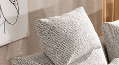 Hoekbank Diamant in een vrijstaande opstelling. grijze Stoffen bank met losse rugkussens en vaste zitkussens en brede armleuning. Detail & close-up hoofdsteun