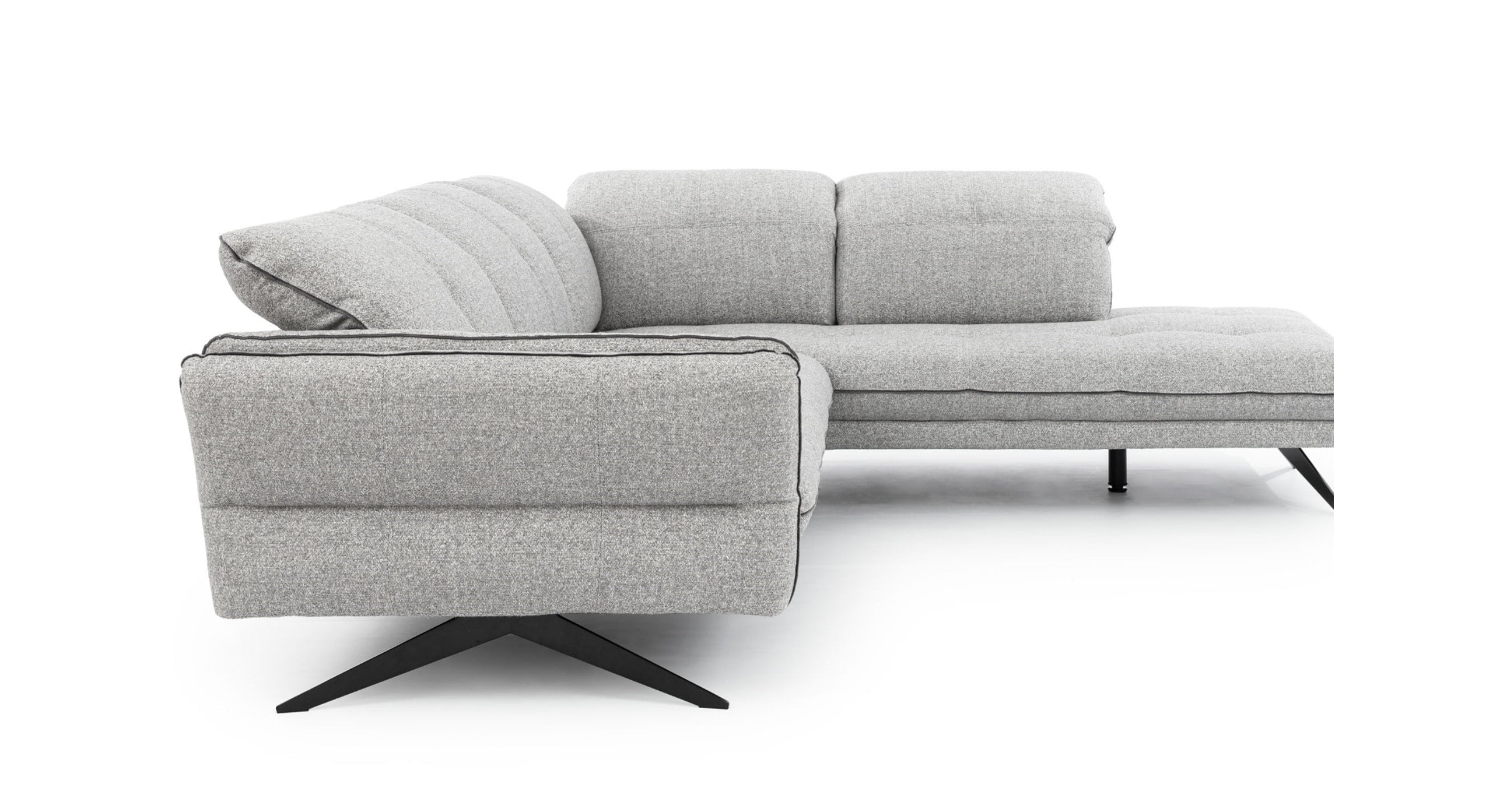 Zijaanzicht van de Hoekbank Charm Met Hoek en Eiland Rechts in lichtgrijze stof, met donkere, slanke poten en een strak, modern design.