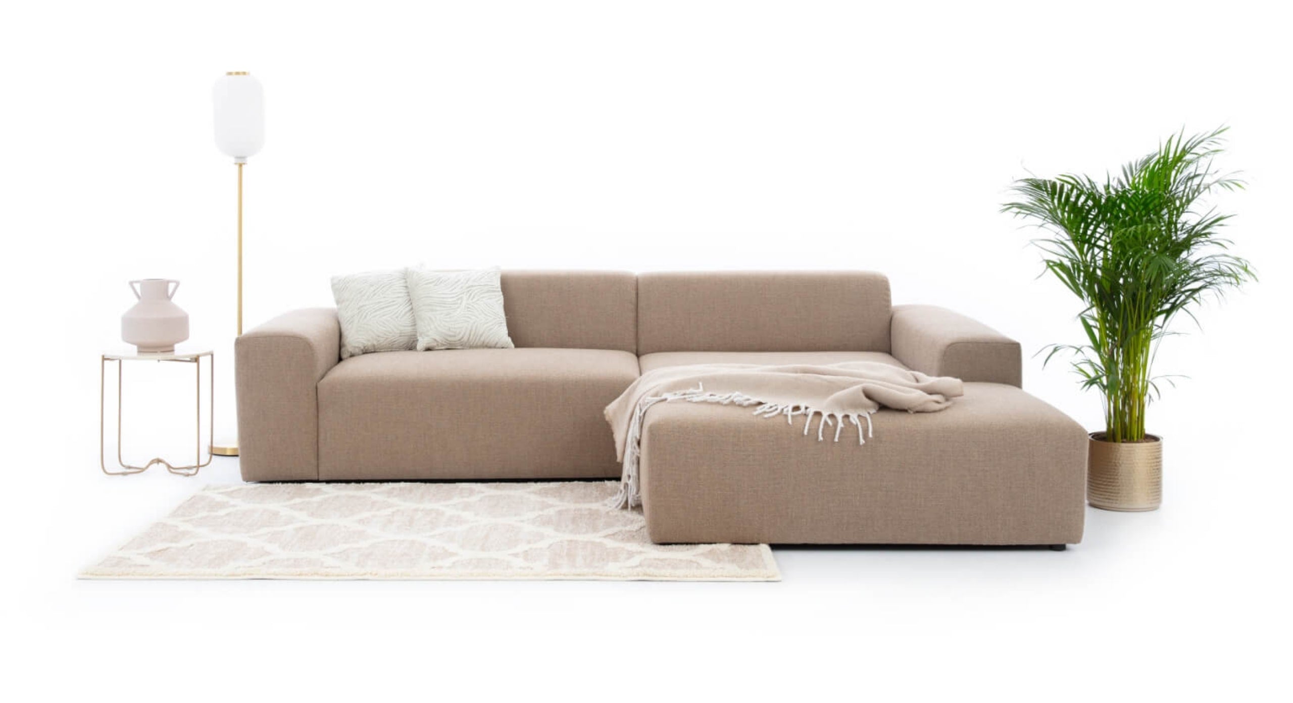 Hoekbank Vibe met XL chaise longue rechts - strakke hoekbank in bruine kleur en fijn geweven stof met brede armleuning -vrijstaand inclusief woonaccessoires