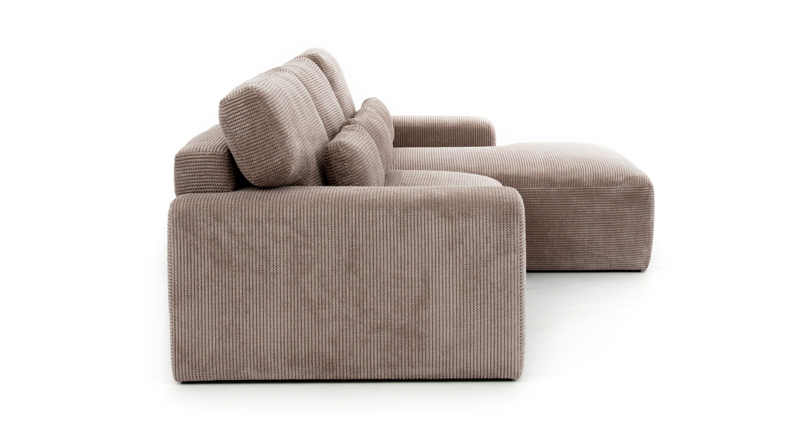 Zijaanzicht van de Hoekbank Fun met chaise longue rechts, bekleed met een beige, geribbeld stofpatroon. De bank toont een diepe, comfortabele zit en losse kussens die bijdragen aan het moderne en knusse design, ideaal voor ruime woonkamers.