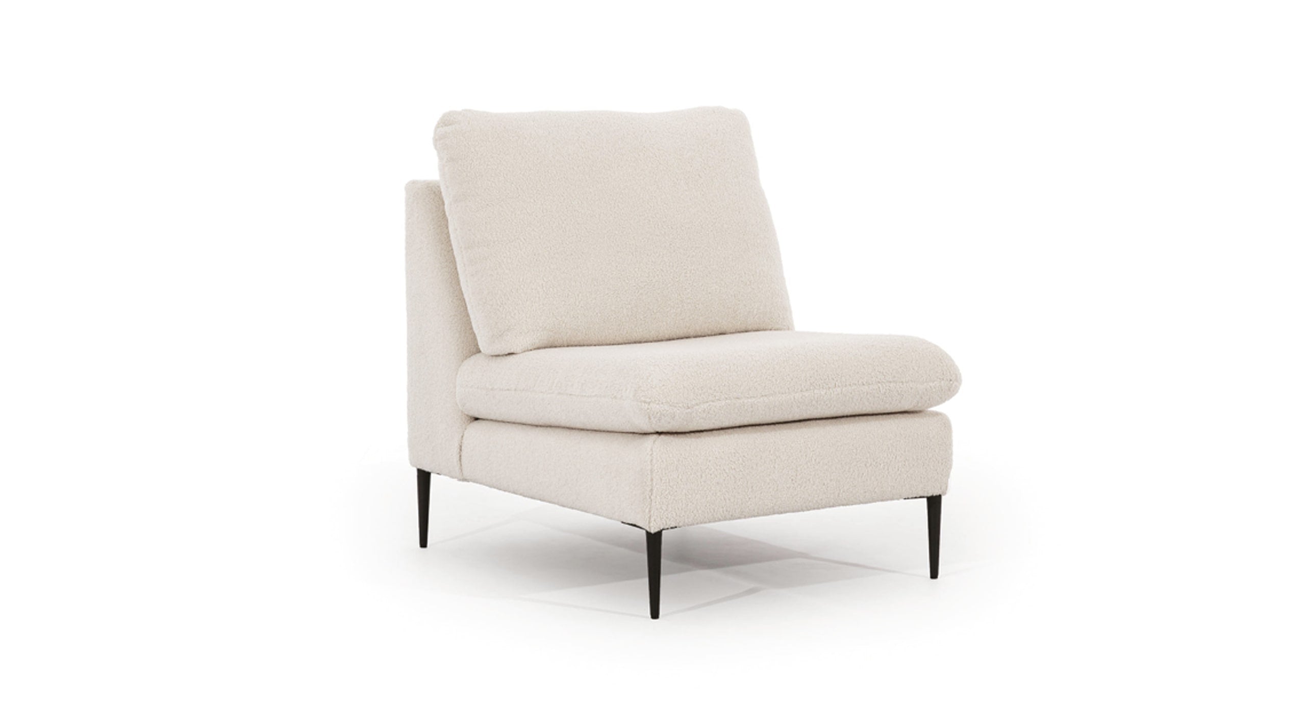 Elegante fauteuil Cute in een zachte crèmekleurige bouclé stof, met een dikke zitting en rugkussen voor extra comfort. De stoel staat op slanke, zwarte poten die een modern accent toevoegen aan het minimalistische ontwerp. Perfect voor een eigentijdse en gezellige inrichting.