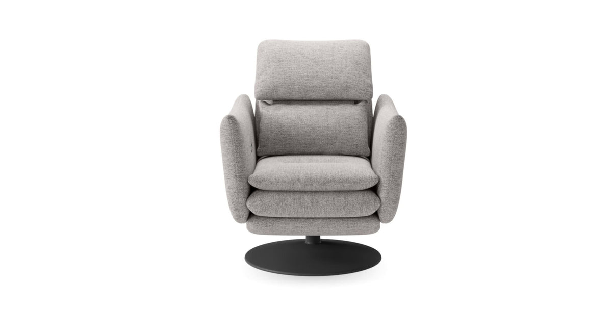 Comfortabele Elektrische Relaxfauteuil Pretty in lichtgrijze stof, met een zachte, gewatteerde zitting en hoge rugleuning, ontworpen voor een moderne en ontspannen zithoek.