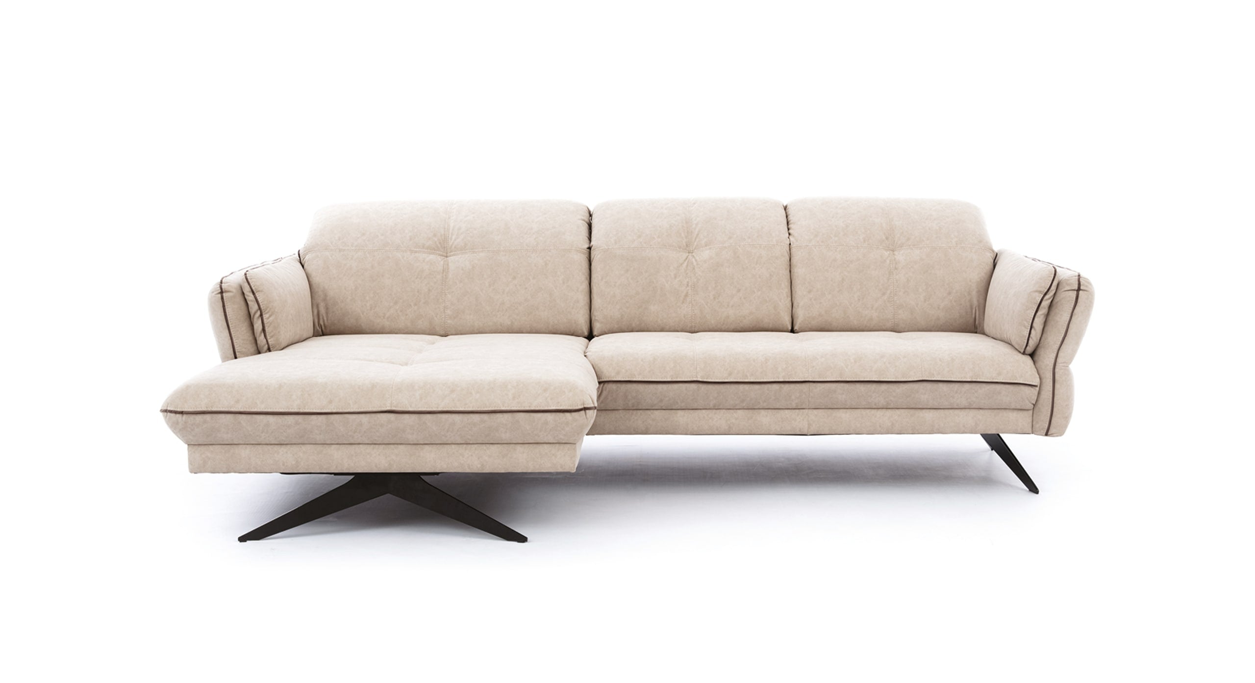 Hoekbank Charm met chaise longue links in beige stof. De bank heeft een moderne uitstraling met strakke lijnen en decoratieve stiksels op de rugleuning. Stijlvolle zwarte metalen poten in een kruislings design ondersteunen de bank en zorgen voor een eigentijdse look.