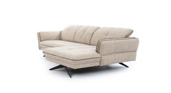 Beige hoekbank Charm met chaise longue rechts, in een eigentijds design met een lichte stoffering. De bank heeft opvallende zwarte metalen poten die schuin uitsteken, wat een modern accent geeft aan het geheel.