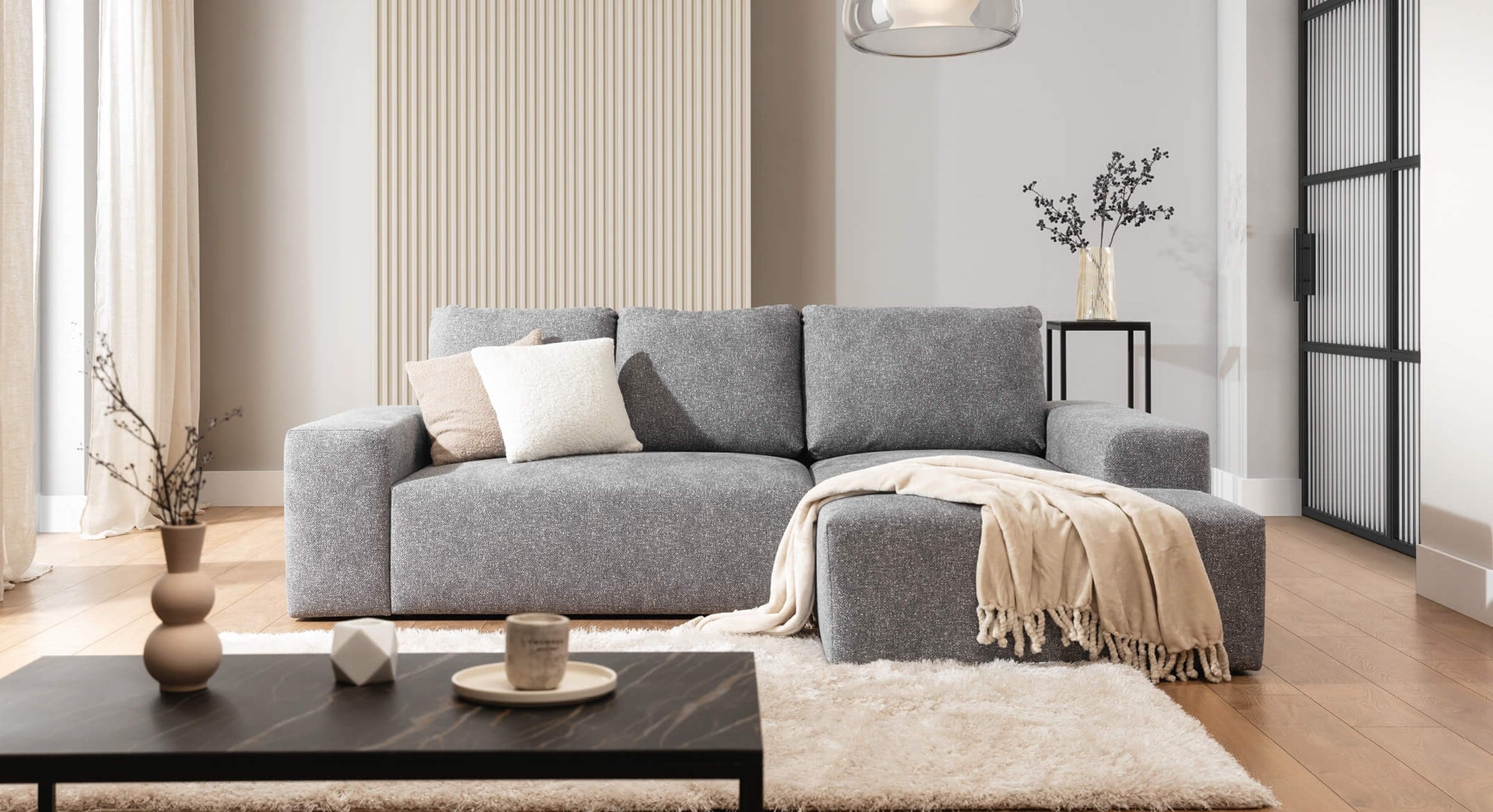 De Hoekbank Cosy Met Chaise Longue Rechts in een stijlvol ingerichte woonkamer, aangekleed met lichte kussens en een beige plaid, geplaatst op een zacht vloerkleed voor een warme en uitnodigende sfeer.