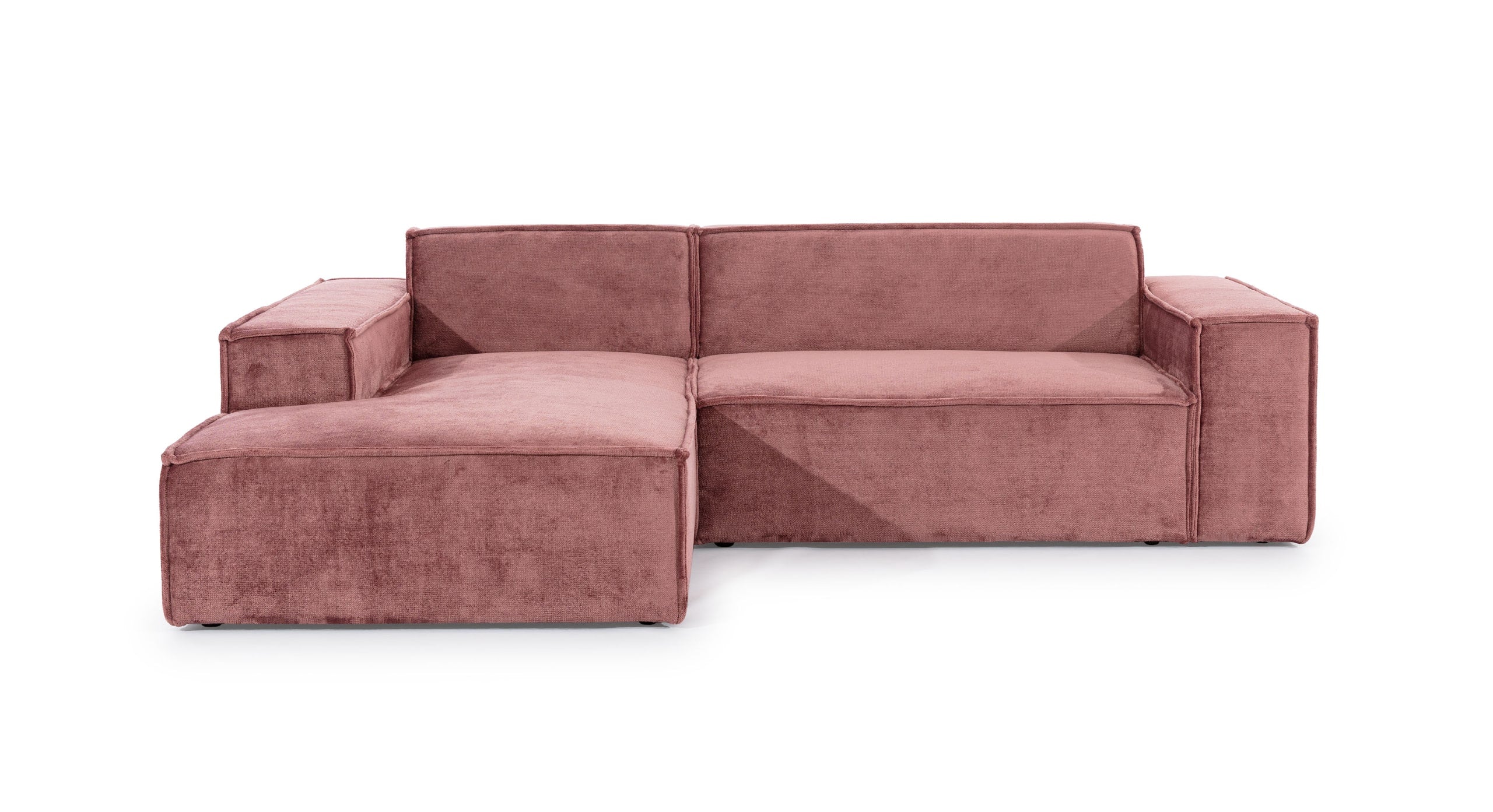 Hoekbank Sense met chaise longue links, uitgevoerd in een zachte roze stof. Het strakke, minimalistische ontwerp met rechte lijnen en brede armleuningen geeft de bank een moderne uitstraling, ideaal voor eigentijdse interieurs.