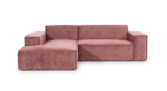 Hoekbank Sense met chaise longue links, uitgevoerd in een zachte roze stof. Het strakke, minimalistische ontwerp met rechte lijnen en brede armleuningen geeft de bank een moderne uitstraling, ideaal voor eigentijdse interieurs.