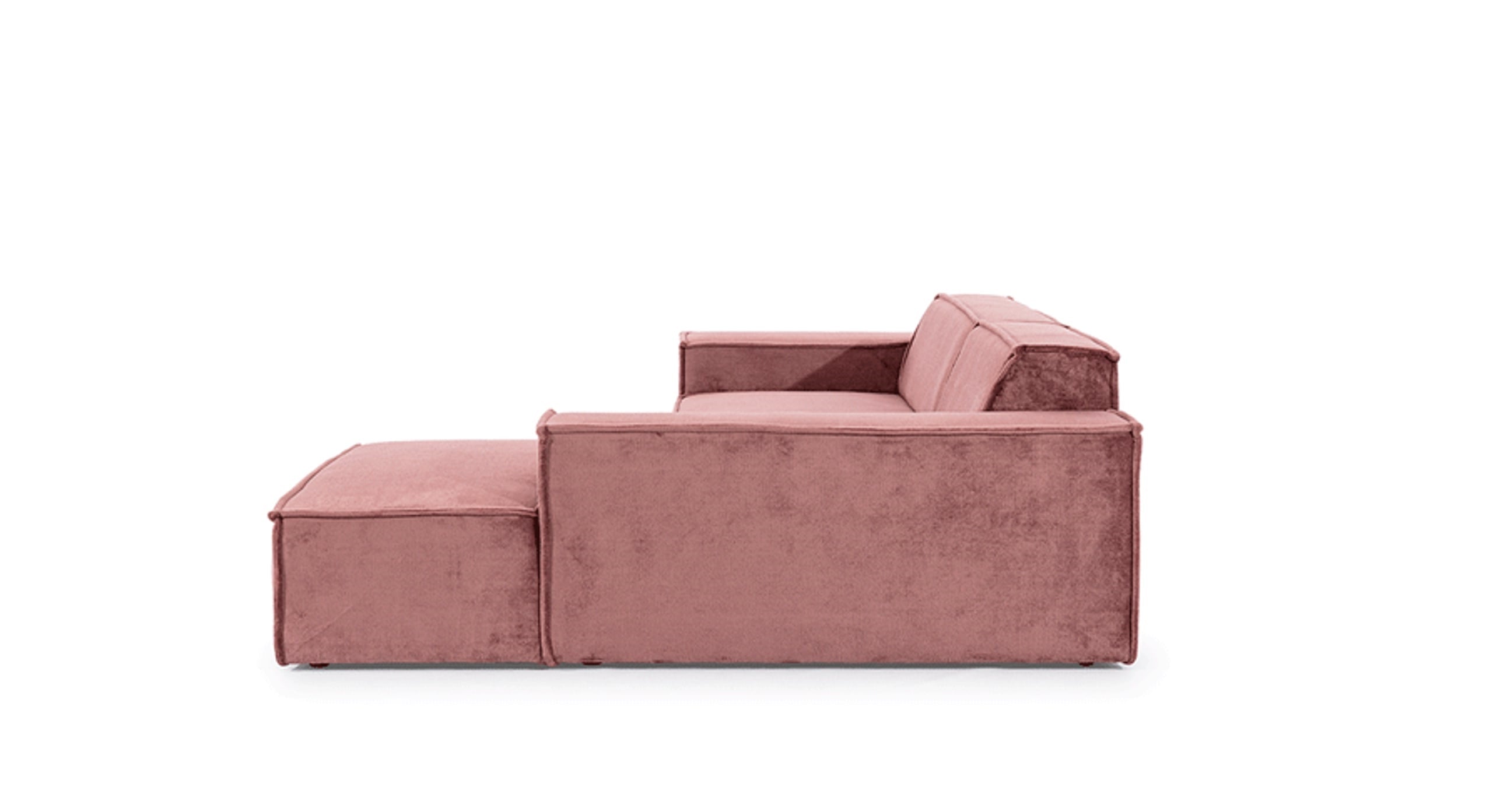 Zijaanzicht van de Hoekbank Sense met chaise longue rechts, in een warme roze bekleding. De bank heeft een strak, minimalistisch ontwerp met brede armleuningen, wat zorgt voor een moderne en comfortabele uitstraling in eigentijdse woonruimtes.