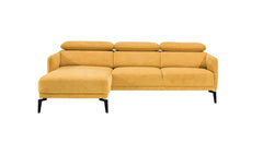 Hoekbank Style met chaise longue links, uitgevoerd in een opvallende gele bekleding. De bank heeft een modern design met verstelbare hoofdsteunen en slanke, zwarte poten, wat een eigentijdse en frisse uitstraling geeft aan elk interieur.