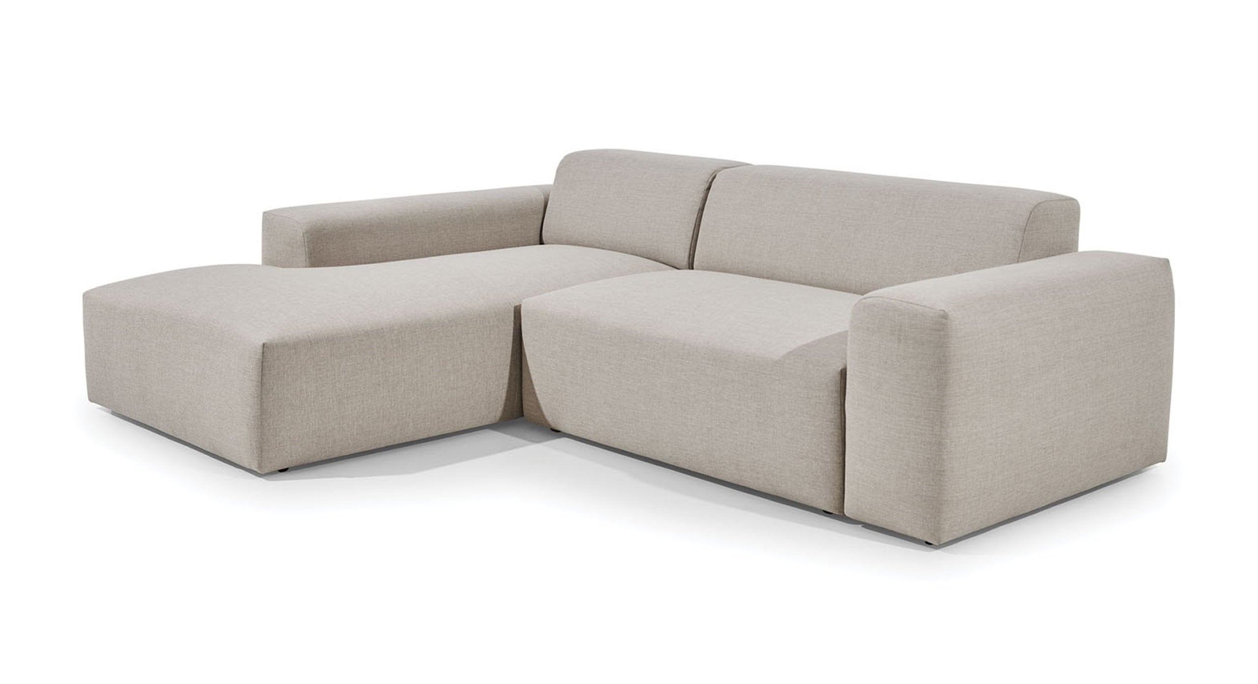 Hoekbank Vibe met chaise longue links in een zachte beige bekleding. De bank heeft een minimalistisch en strak ontwerp met brede armleuningen en een diepe zitting, ideaal voor een moderne en comfortabele woonkamerinrichting.