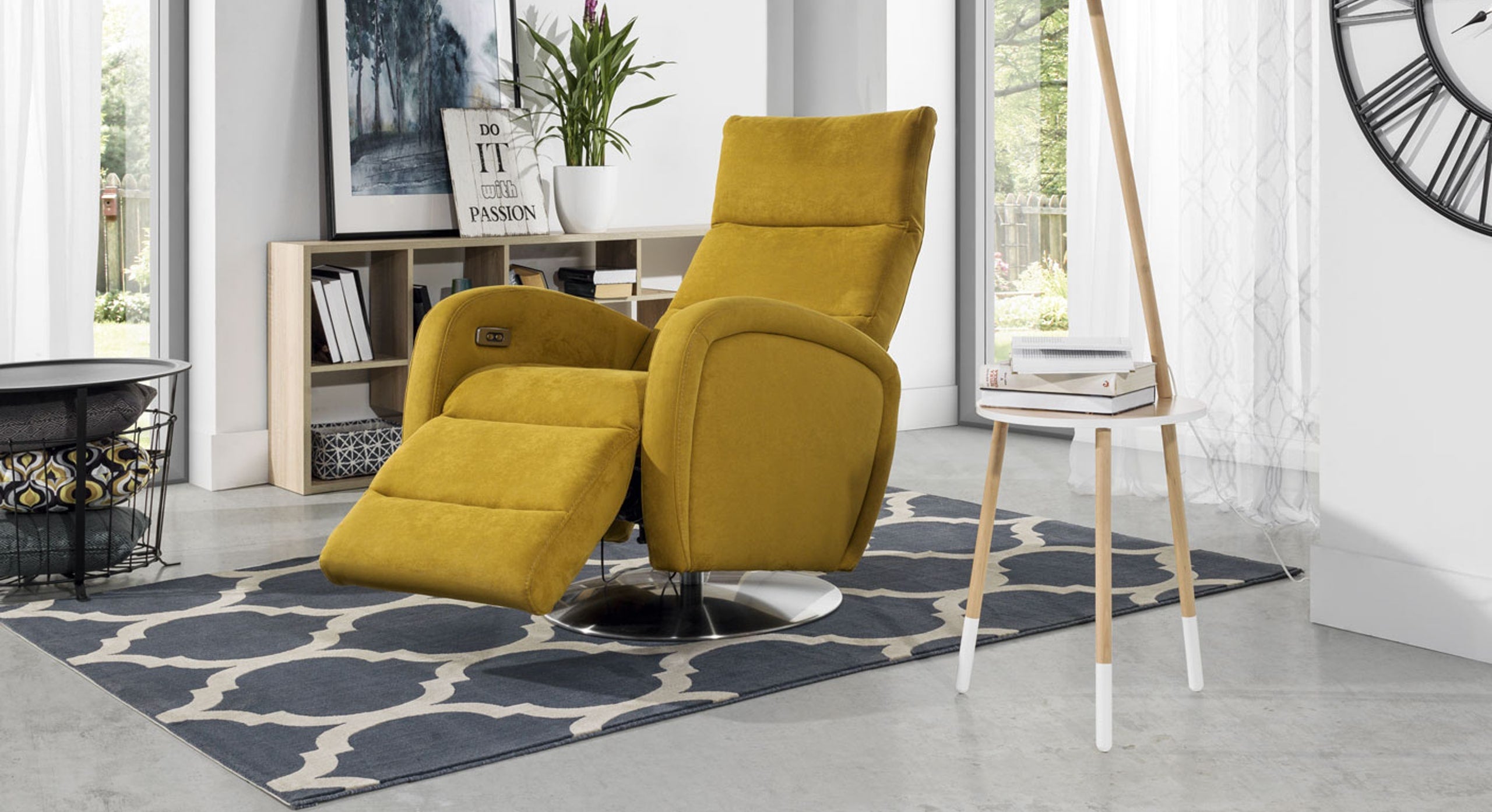 De Elektrische Relaxfauteuil Joy in okergeel, gepositioneerd in een moderne woonkamer met uitgeschoven voetsteun, biedt een stijlvol accent en ultiem comfort in een eigentijdse setting.